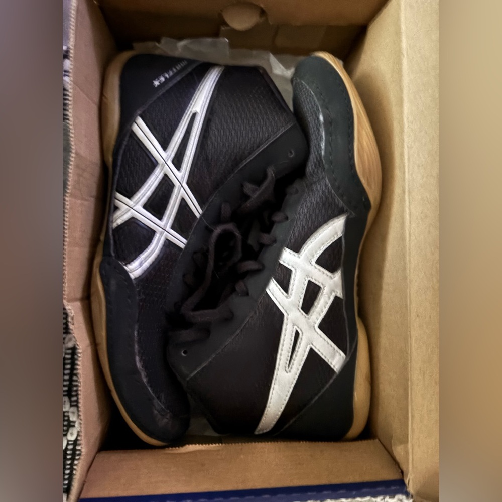 ASICS wresting shoes